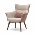 Sillón de tela beige y rosa con patas de madera