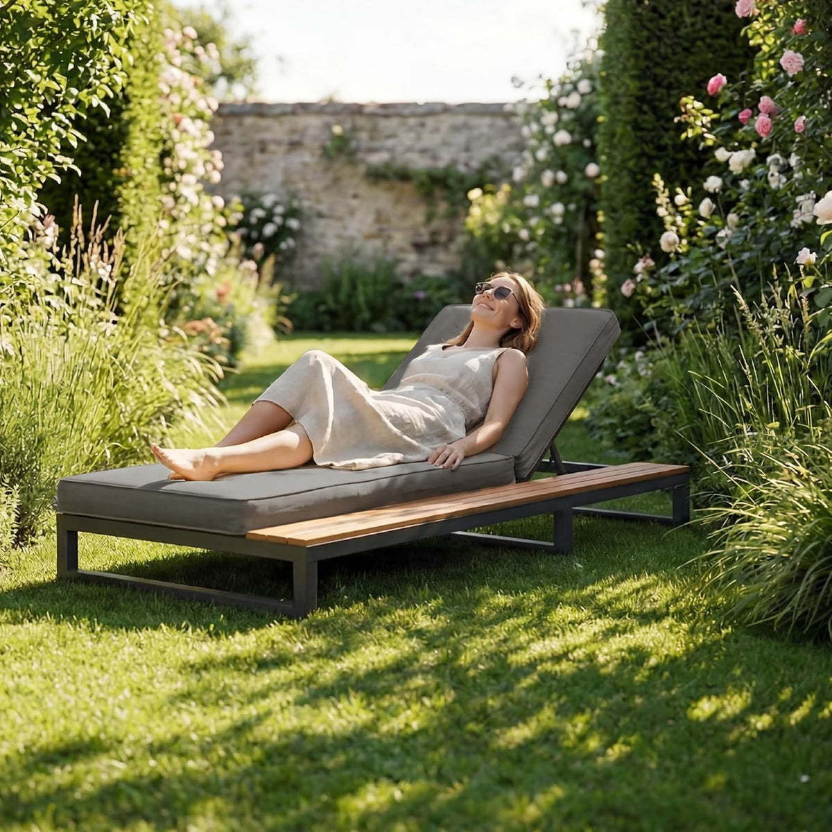 Sofa FammyLoft, Grau/Holz, Outdoor Patio Daybed mit Regalen, Outdoor Wasserdichtes Sofabett mit Verstellbarer, Multifunktionales Camping Liegebett